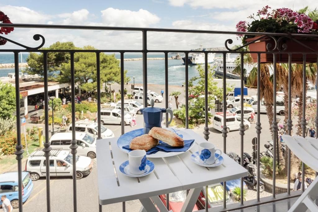 een tafel met een bord brood op een balkon bij Casa Palazzo Merlato in Procida