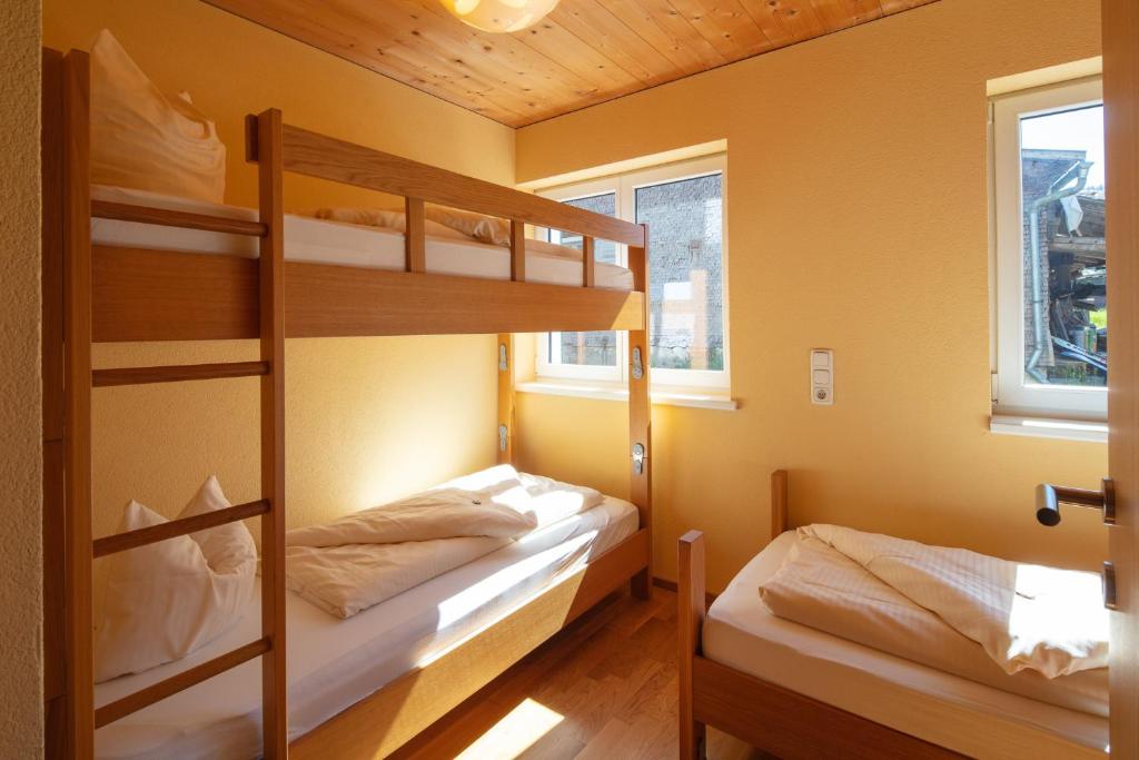 Postel nebo postele na pokoji v ubytování Sonne Bezau - Familotel Bregenzerwald