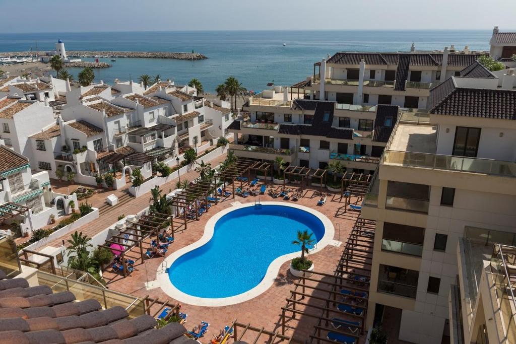 Vista de la piscina de Puerto de la Duquesa Marina Castillo, Luxurious frontline beach 3 bedrooms MC334 o alrededores