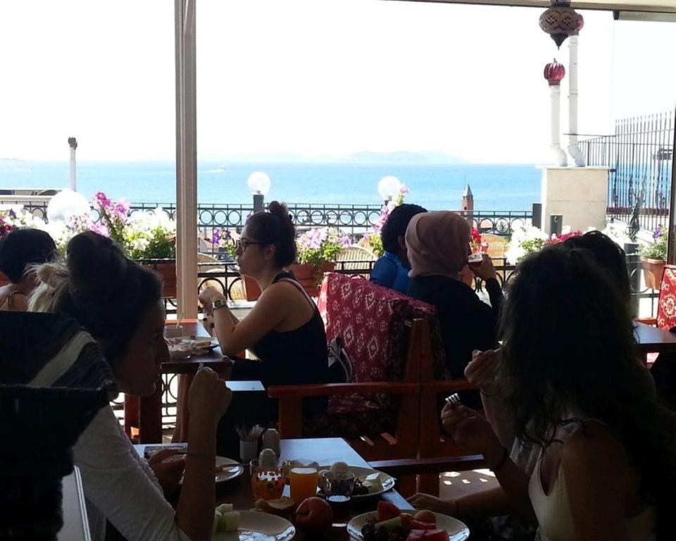 イスタンブールにあるBig Apple Hotelのレストランの席に座る人々
