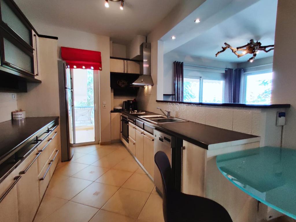 Kuchyňa alebo kuchynka v ubytovaní Quiet luxury apartment near city center and port