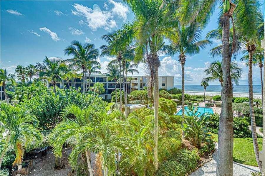 een uitzicht op een resort met palmbomen en een zwembad bij Sea Oats 241 Apartment in Boca Grande