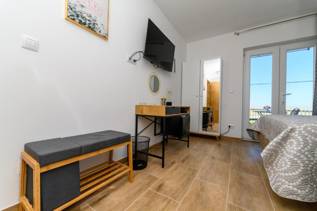 TV a/nebo společenská místnost v ubytování Apartments and Rooms YASMIN