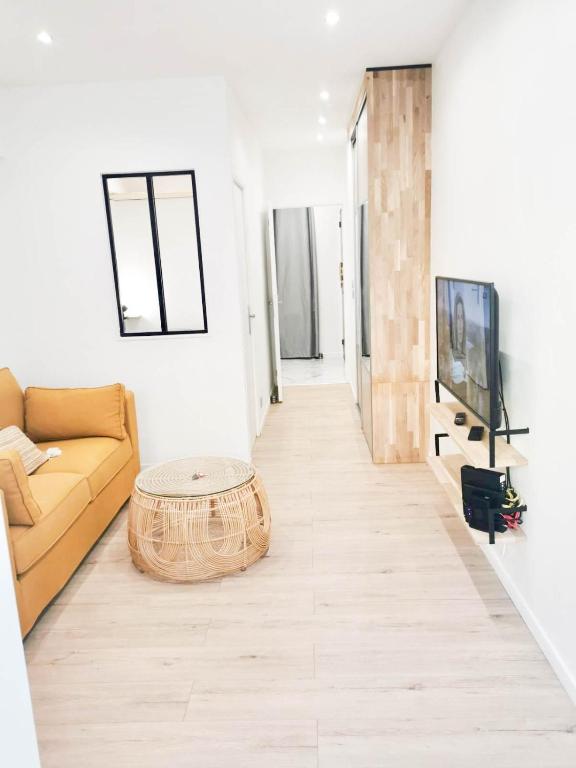 un salon avec un canapé et une table dans l'établissement Halévy Résidence, à Nice