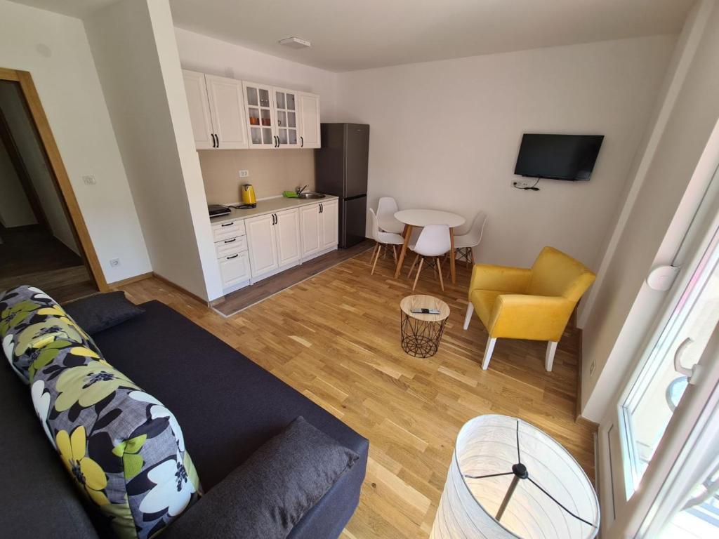 a living room with a couch and a kitchen at Apartman Jelena Sokobanja in Soko Banja
