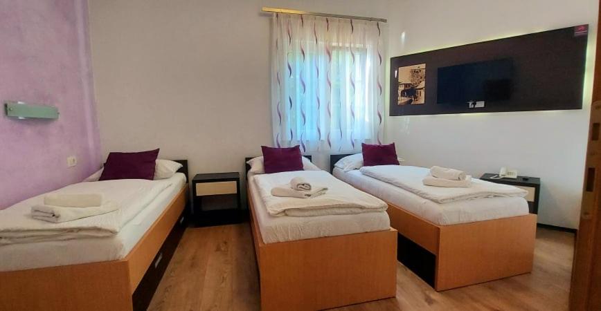 Giường trong phòng chung tại Hotel Blagaj Mostar