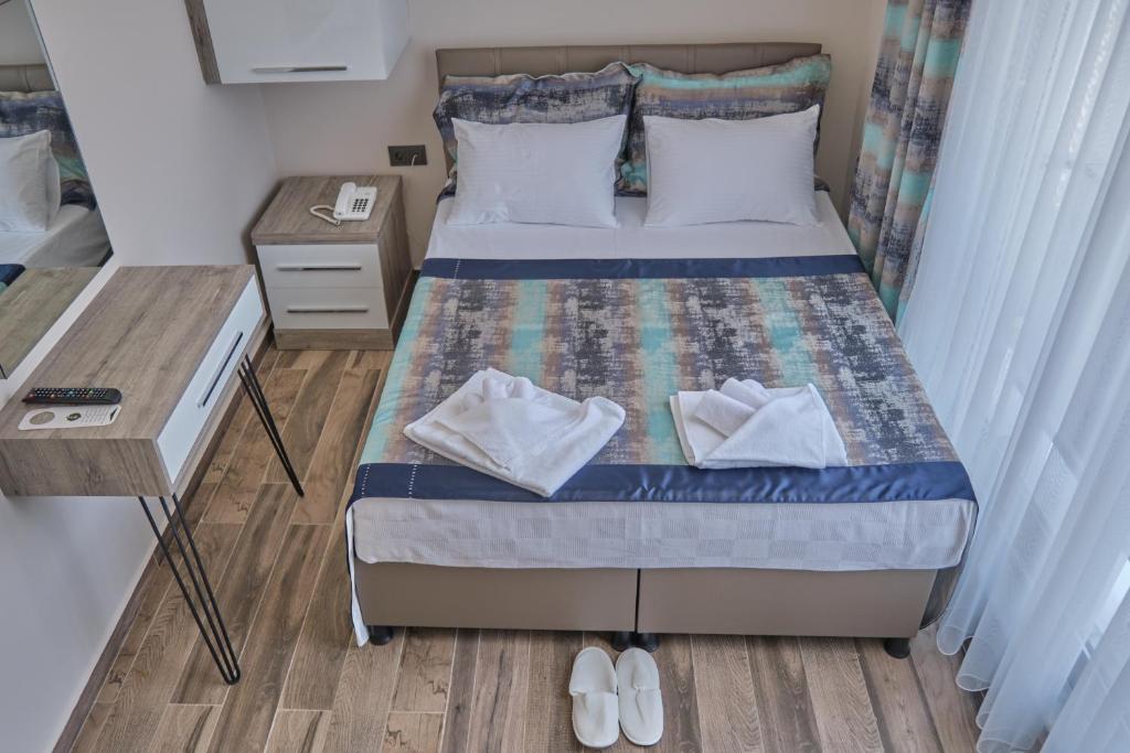 Habitación pequeña con cama y escritorio. en KALİSPERA HOTEL en Antalya