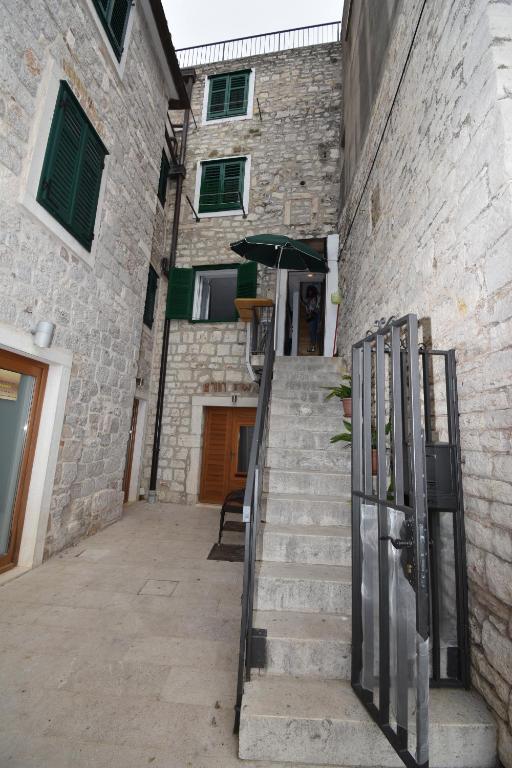 een trap naar een gebouw met een poort bij Apartmani Mihaela in Šibenik