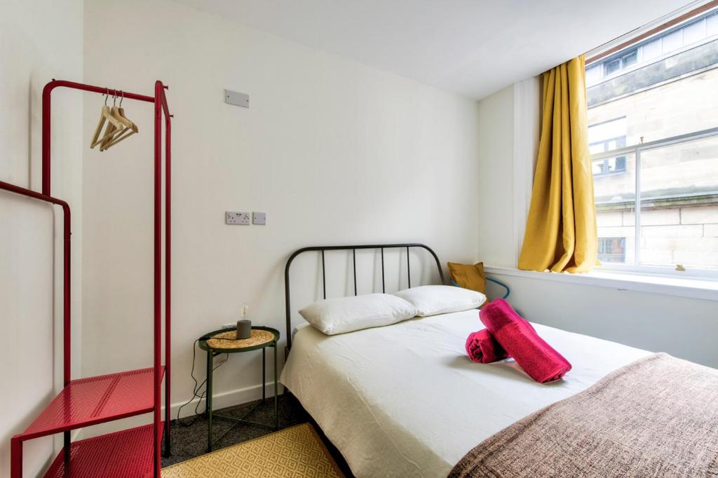 Postel nebo postele na pokoji v ubytování Haystack Hostel