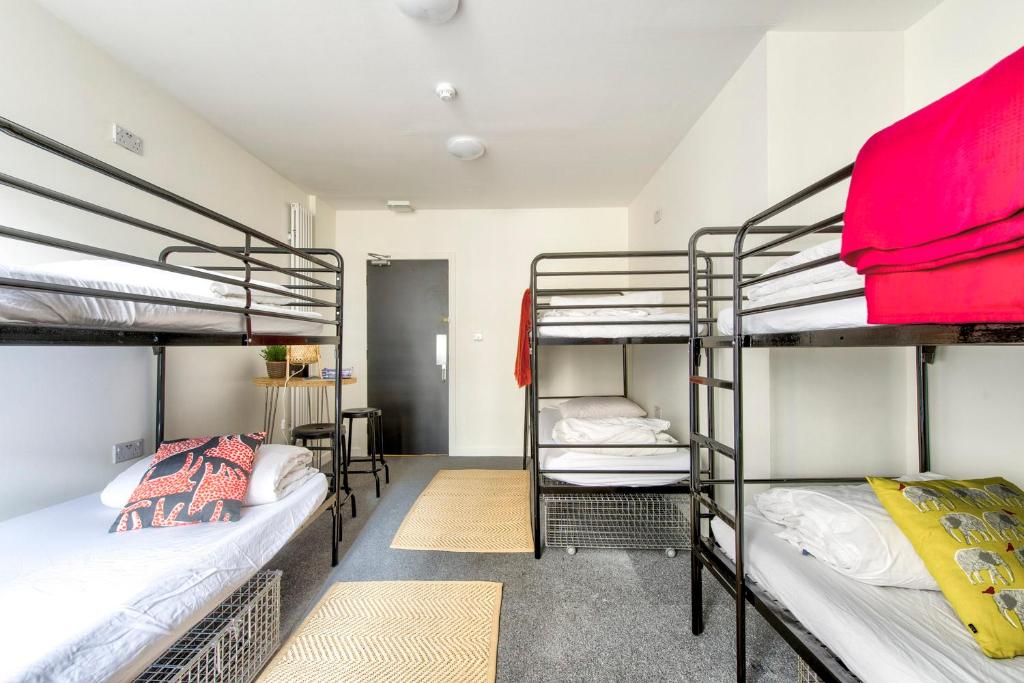 Postel nebo postele na pokoji v ubytování Haystack Hostel