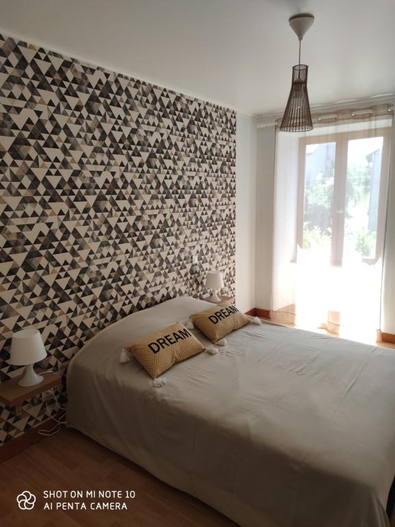 ein Schlafzimmer mit einem Bett mit zwei Kissen darauf in der Unterkunft les gites de la bouldoire Renaissance in Rignac