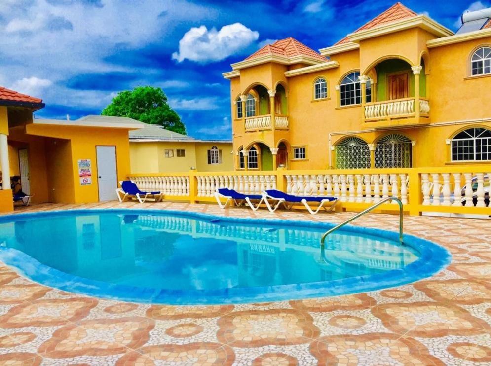 une maison avec une piscine en face de celle-ci dans l'établissement Eagle's Nest, à Montego Bay