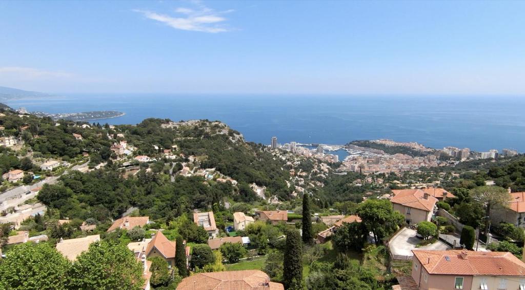 einen Blick auf eine Stadt mit dem Meer im Hintergrund in der Unterkunft Villa La Turbie Vue Panoramique in La Turbie