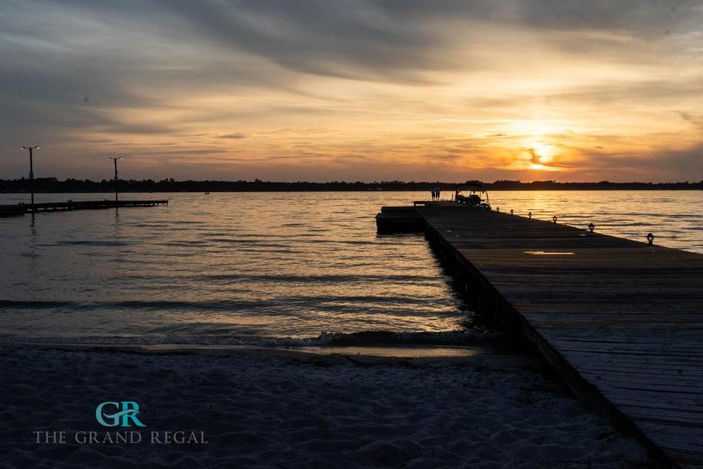 um cais sobre um corpo de água com um pôr-do-sol em The Grand Regal Resort em Elizabethtown