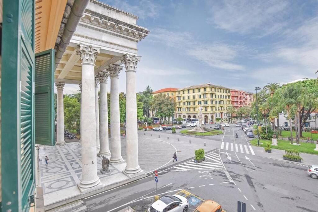 a view of a street with a building with columns at Appartamento della piazza in Chiavari