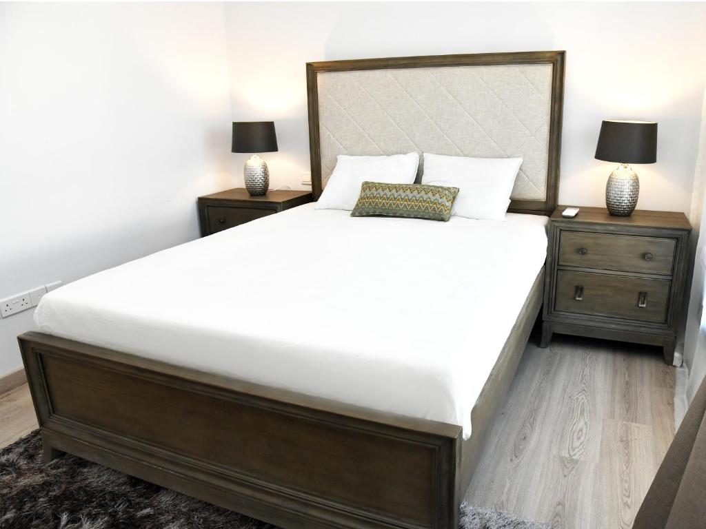 um quarto com uma cama grande e duas mesas de cabeceira em BAZ TOWER em Nicósia