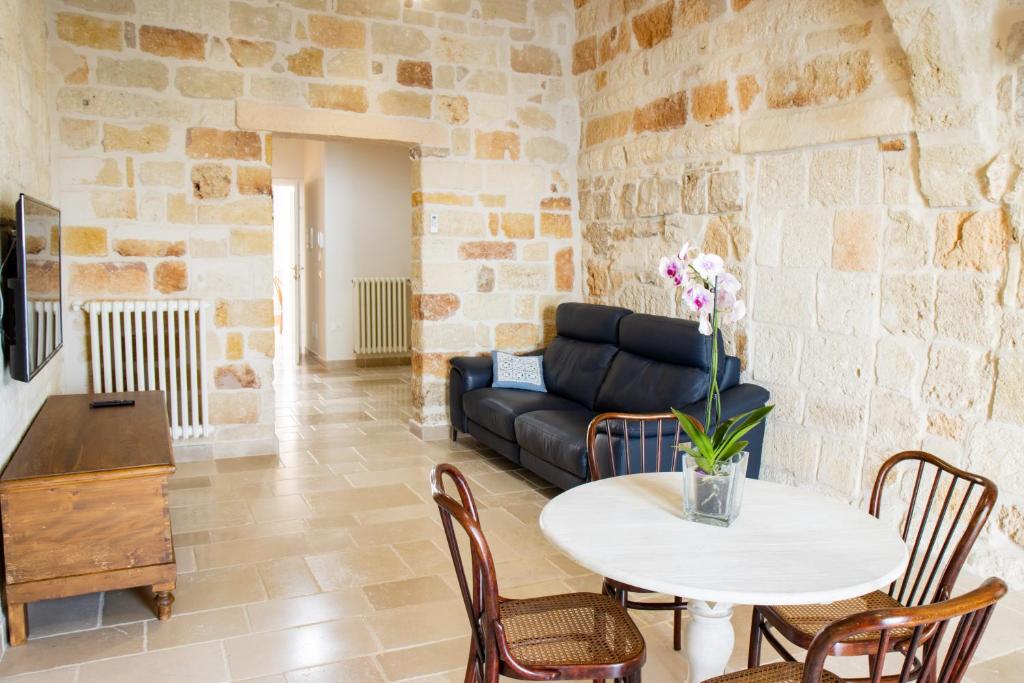 salon z kanapą i stołem w obiekcie Suite Polignano w mieście Polignano a Mare