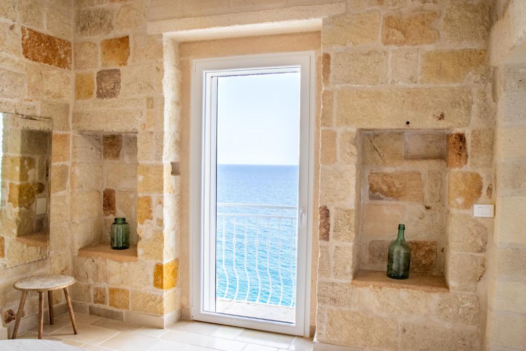 Pokój z oknem z widokiem na ocean w obiekcie Suite Polignano w mieście Polignano a Mare