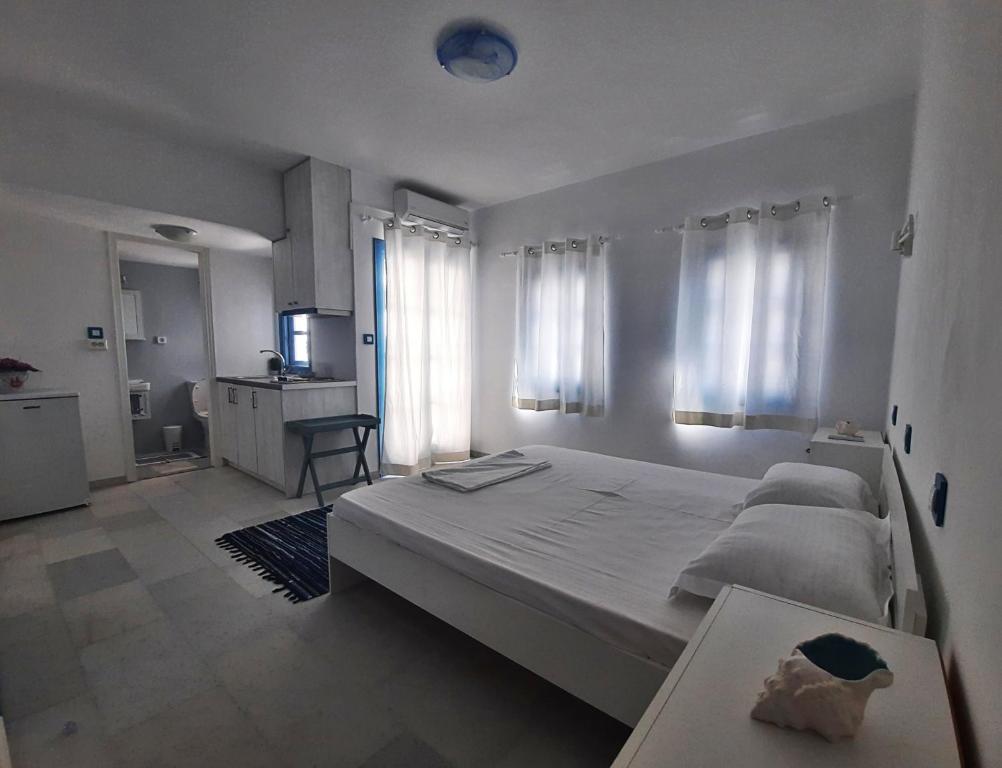 Posteľ alebo postele v izbe v ubytovaní BLUE IN NAXOS