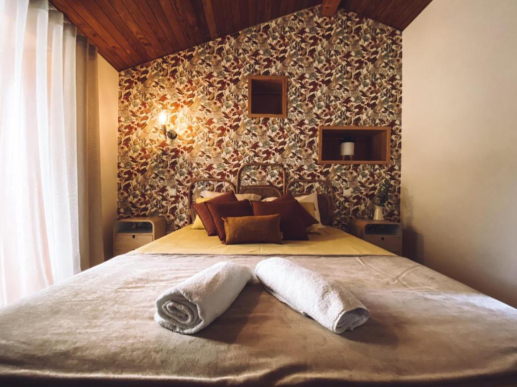 1 dormitorio con 1 cama con 2 toallas en Casa Azevedos, en Ponte da Barca