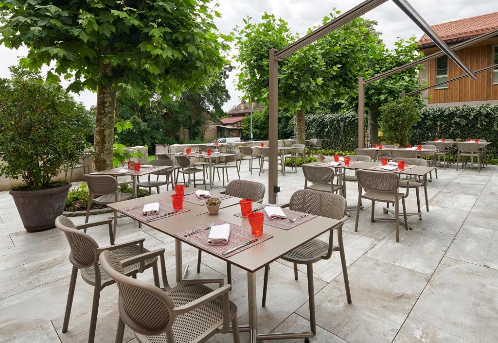 Restoran või mõni muu söögikoht majutusasutuses Auberge La Croix-Blanche