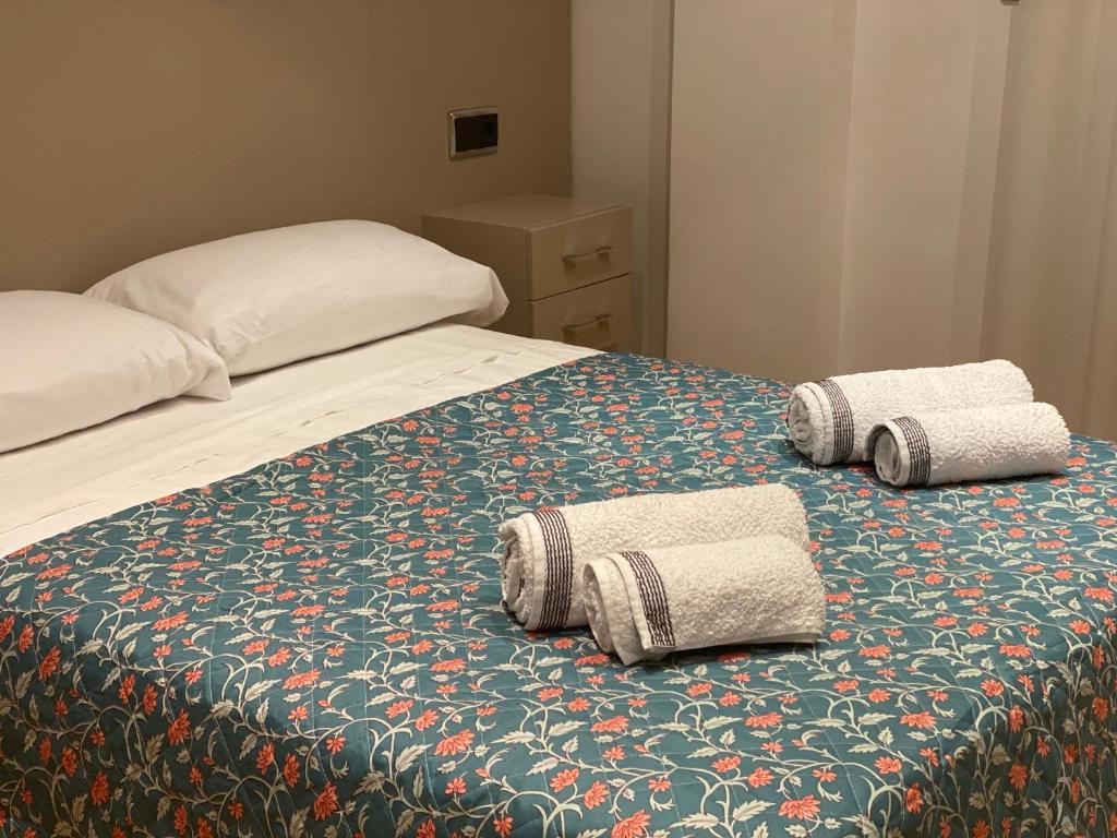 Una cama con dos toallas encima. en Apartamento FERIA CENTRO Albacete, en Albacete