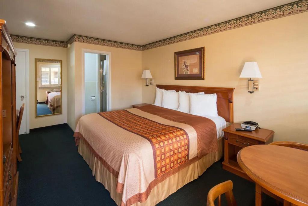 a hotel room with a bed and a table at Geary Parkway Motel in San Francisco