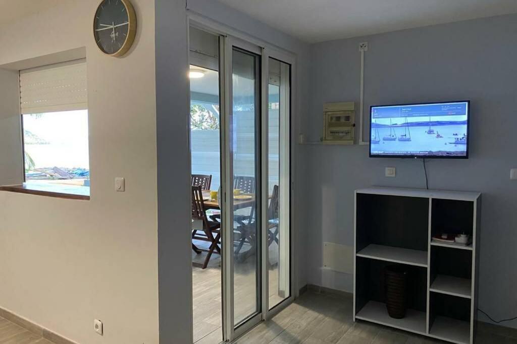 TV a/nebo společenská místnost v ubytování La villa bleue