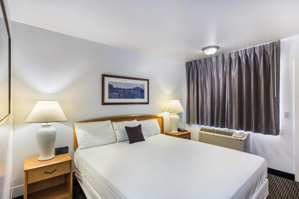 Postel nebo postele na pokoji v ubytování Knights Inn Yuma