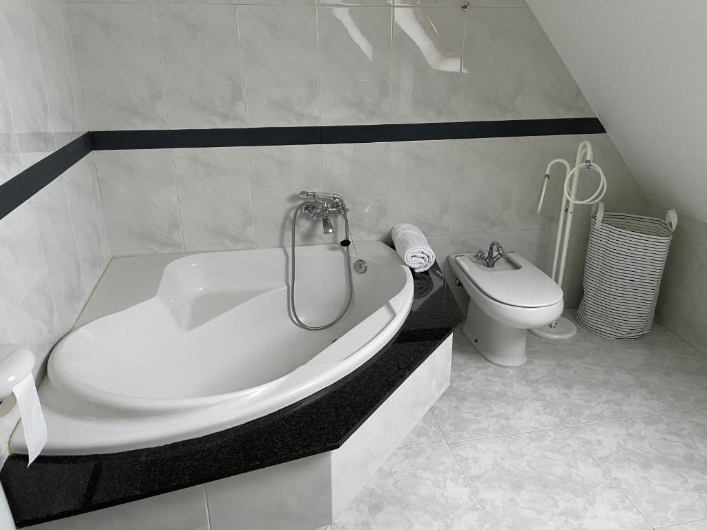 Kúpeľňa v ubytovaní Tranquilidad con piscina en Casa Nantes en Sanxenxo