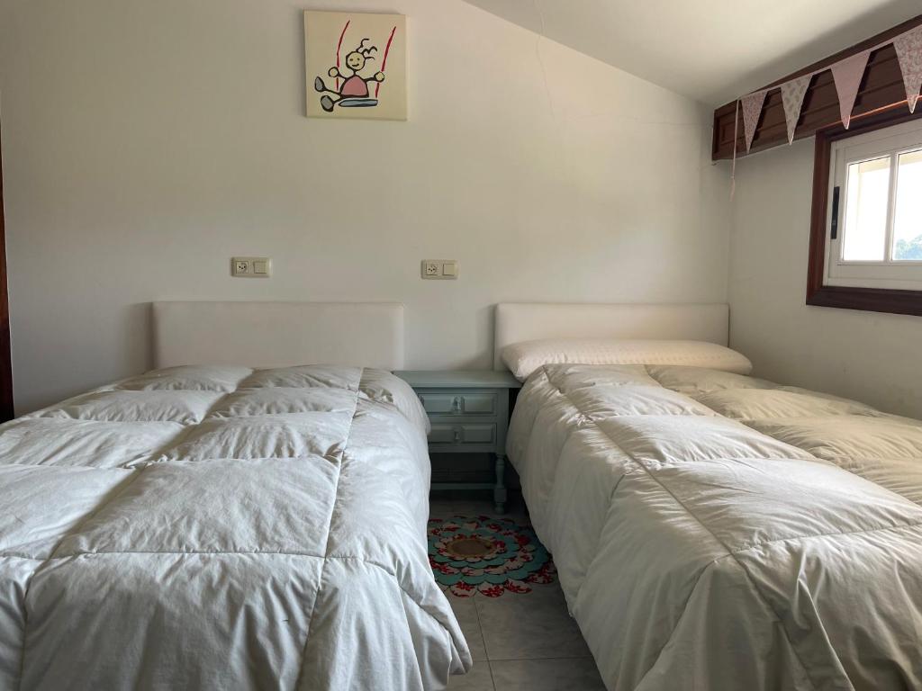 Posteľ alebo postele v izbe v ubytovaní Tranquilidad con piscina en Casa Nantes en Sanxenxo