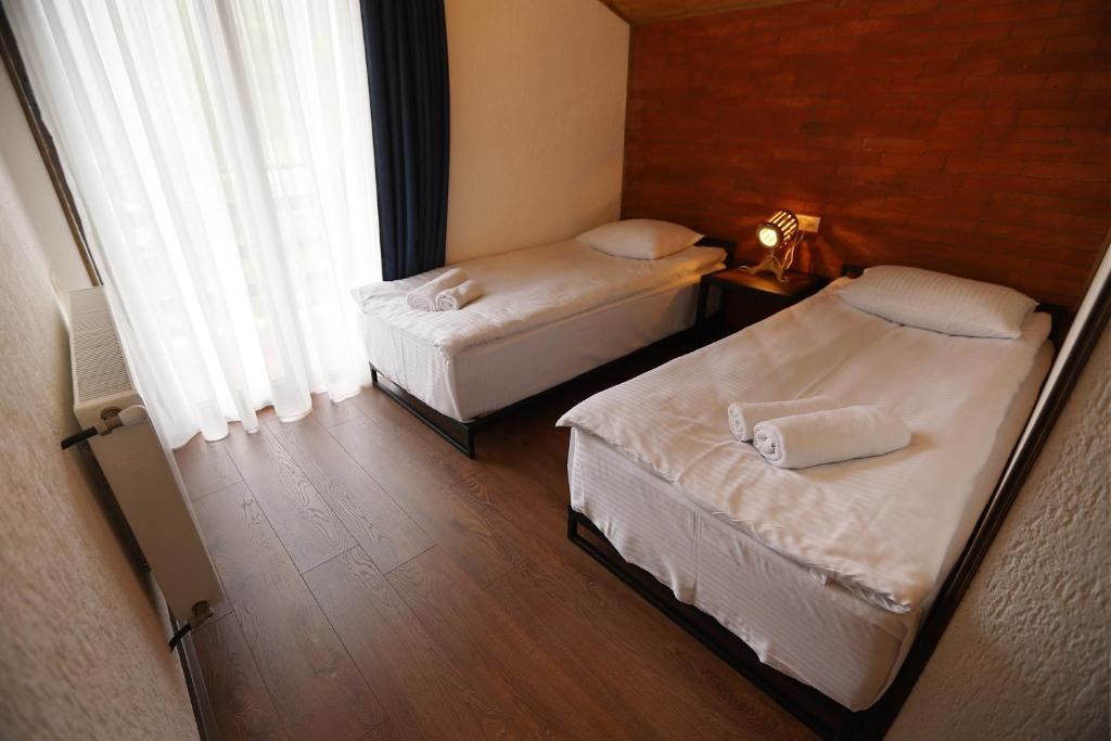 Katil atau katil-katil dalam bilik di Sno Inn Kazbegi