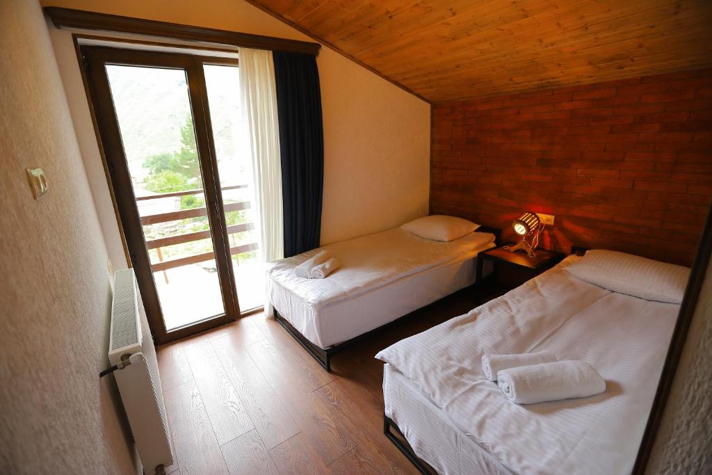 Katil atau katil-katil dalam bilik di Sno Inn Kazbegi