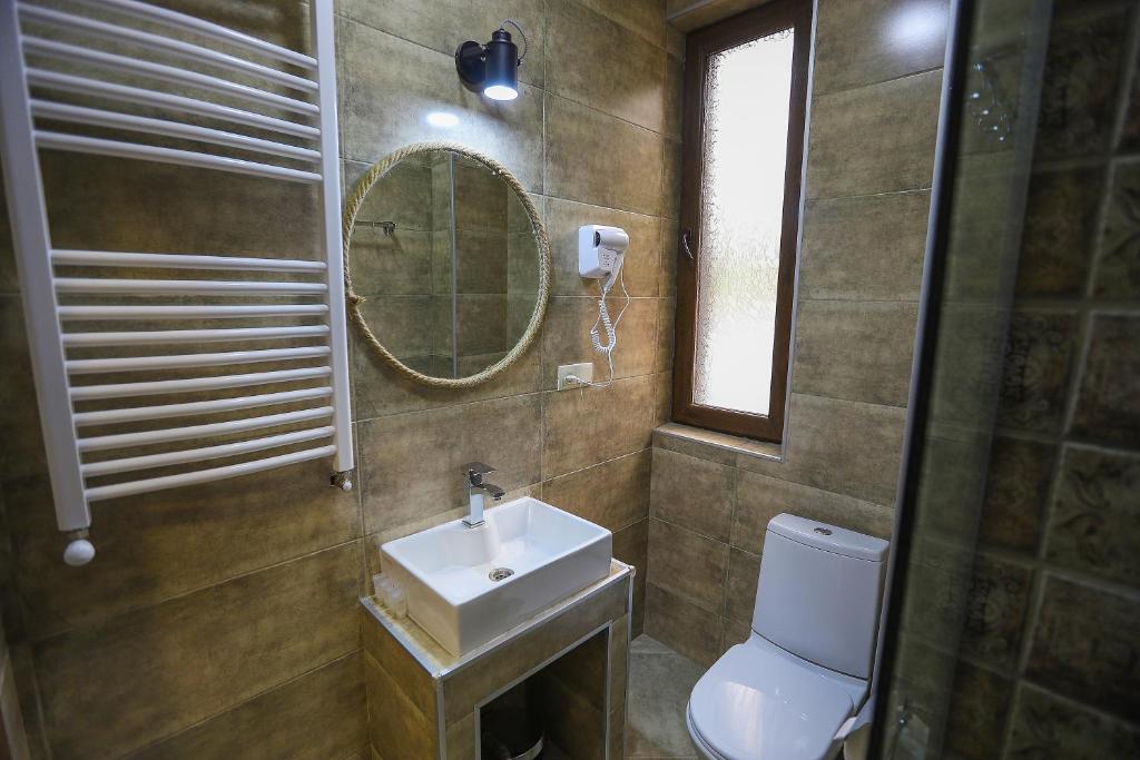 Bilik mandi di Sno Inn Kazbegi