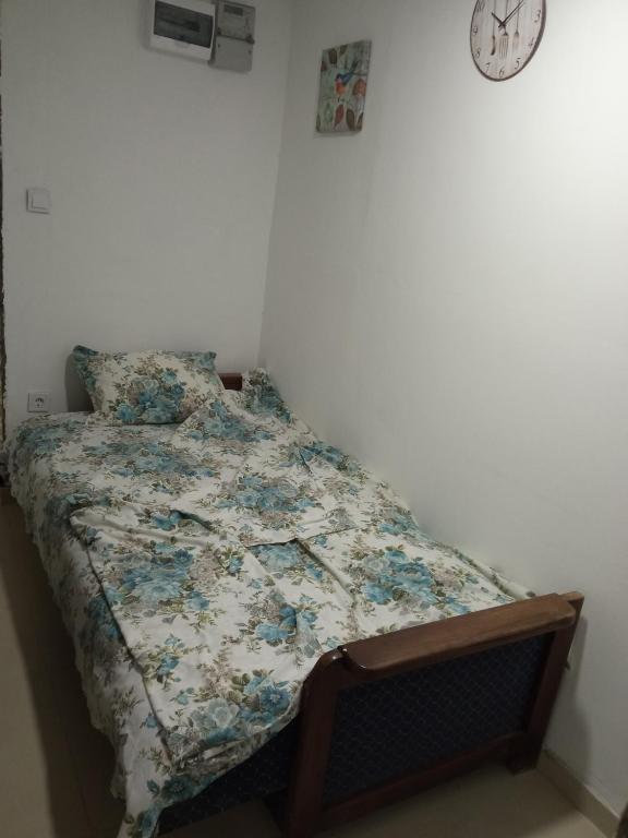 un letto con una trapunta in una camera da letto di Monte room a Podgorica