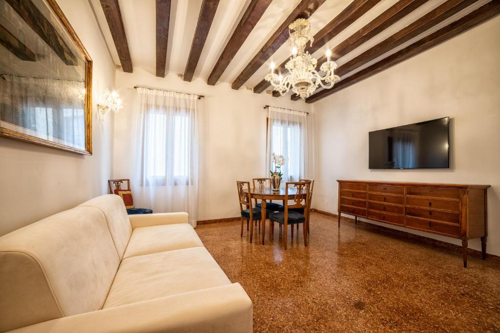 Televízia a/alebo spoločenská miestnosť v ubytovaní Casanova Fenice - Canal View