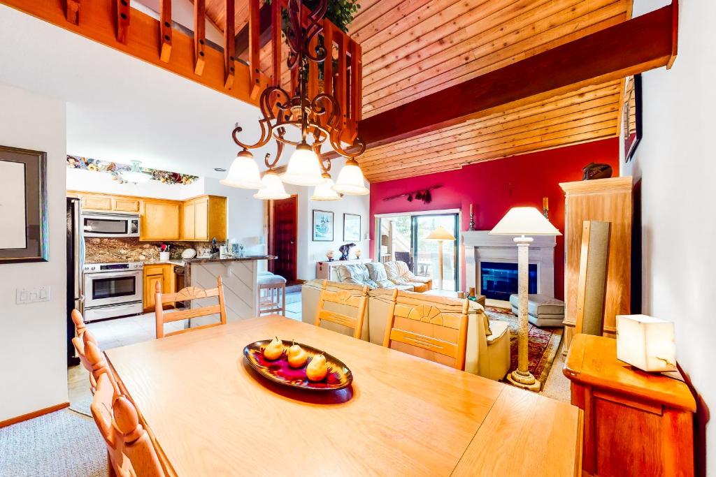 una cocina con una mesa de madera y un bol de fruta. en Elkhorn Retreat en Sun Valley