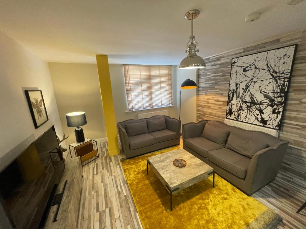 ブレアゴーリーにあるCentral Apartment - Modernaのソファとテーブルのあるリビングルーム