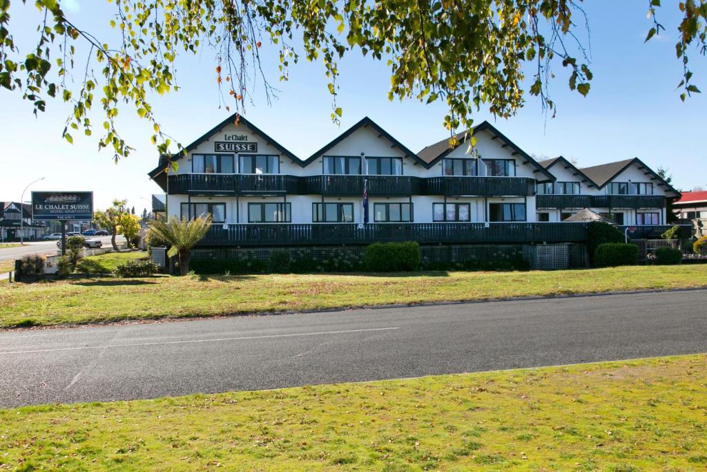 Le Chalet Suisse Motel Taupo - Resim 5