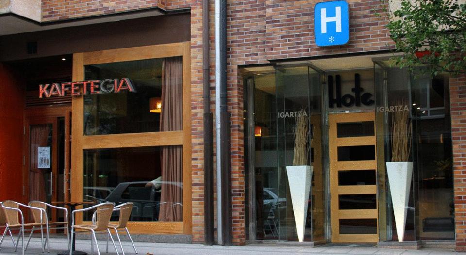 una tienda con sillas frente a un edificio en Hotel Igartza, en Beasain