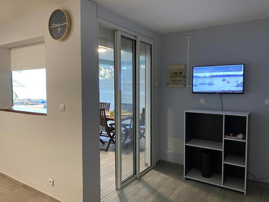 TV a/nebo společenská místnost v ubytování La villa bleue