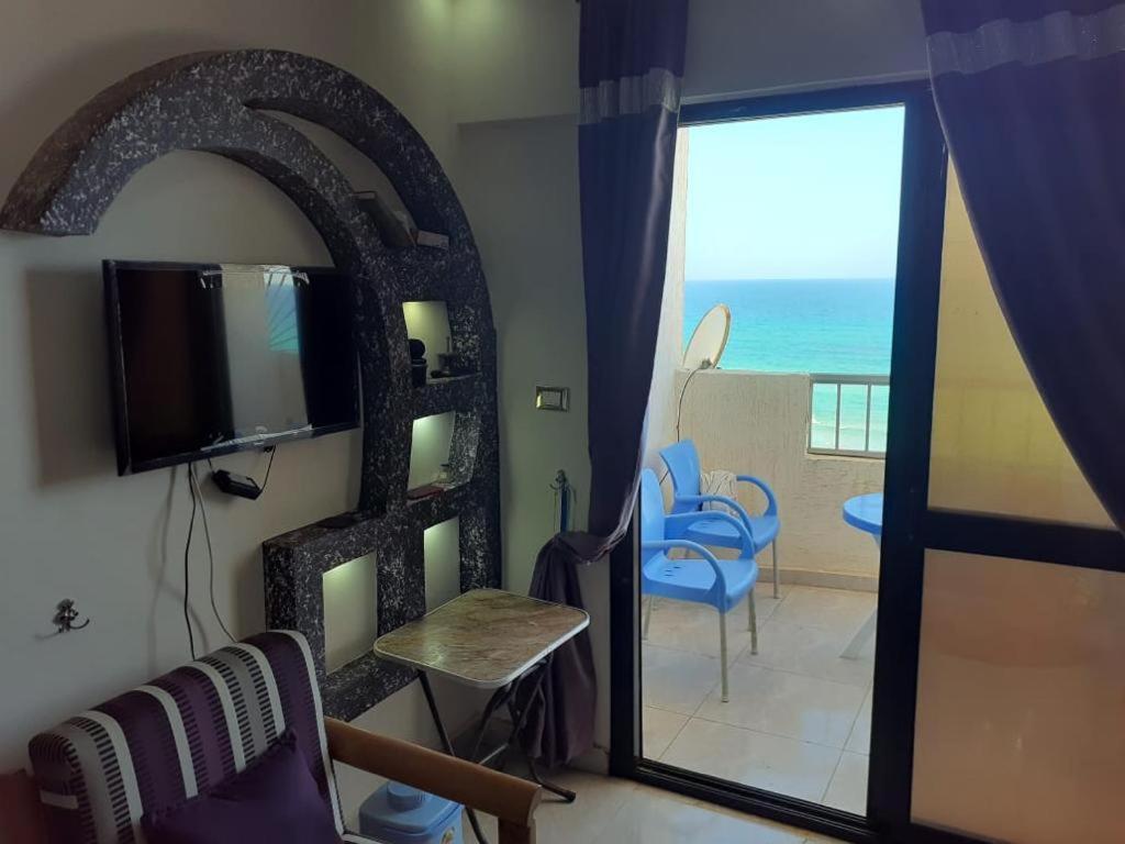 sala de estar con vistas al océano en family condo with panoramic sea view, en Alejandría