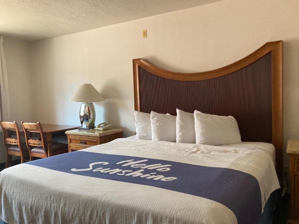 Postel nebo postele na pokoji v ubytování Days Inn by Wyndham Capitol Reef