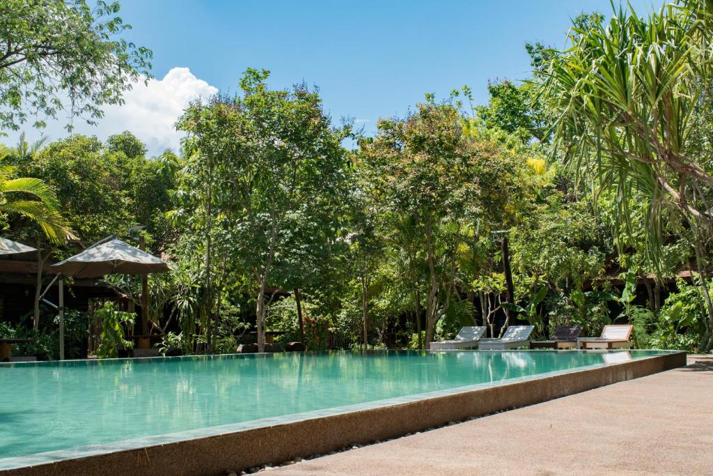 Bazén v ubytování Palm Village Resort & Spa nebo v jeho okolí