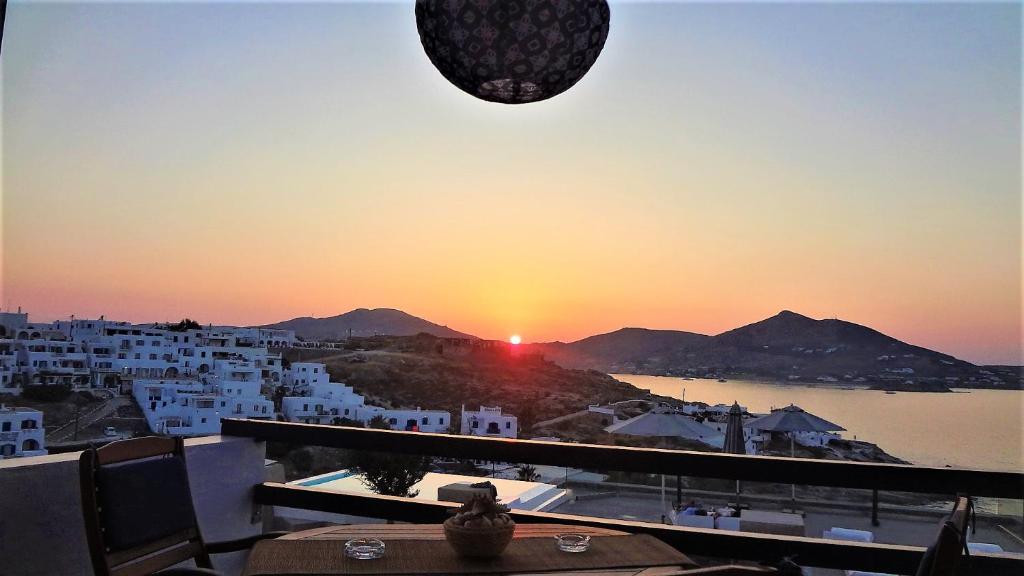 vistas a la puesta de sol desde el balcón de un edificio en Paros Dream House #Naoussa Parodise, en Naousa