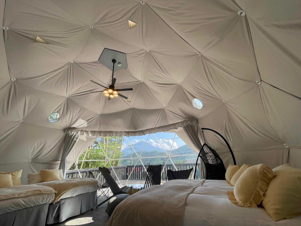 Rúm í herbergi á TOCORO. Mt.Fuji CAMP&GLAMPING