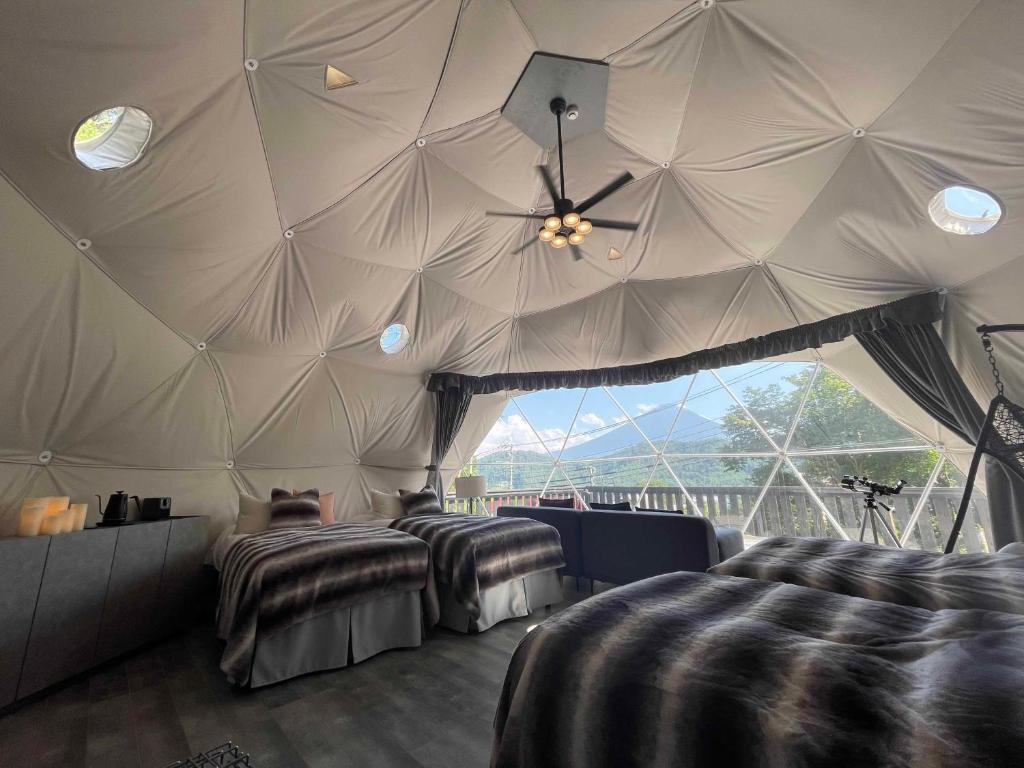 Rúm í herbergi á TOCORO. Mt.Fuji CAMP&GLAMPING