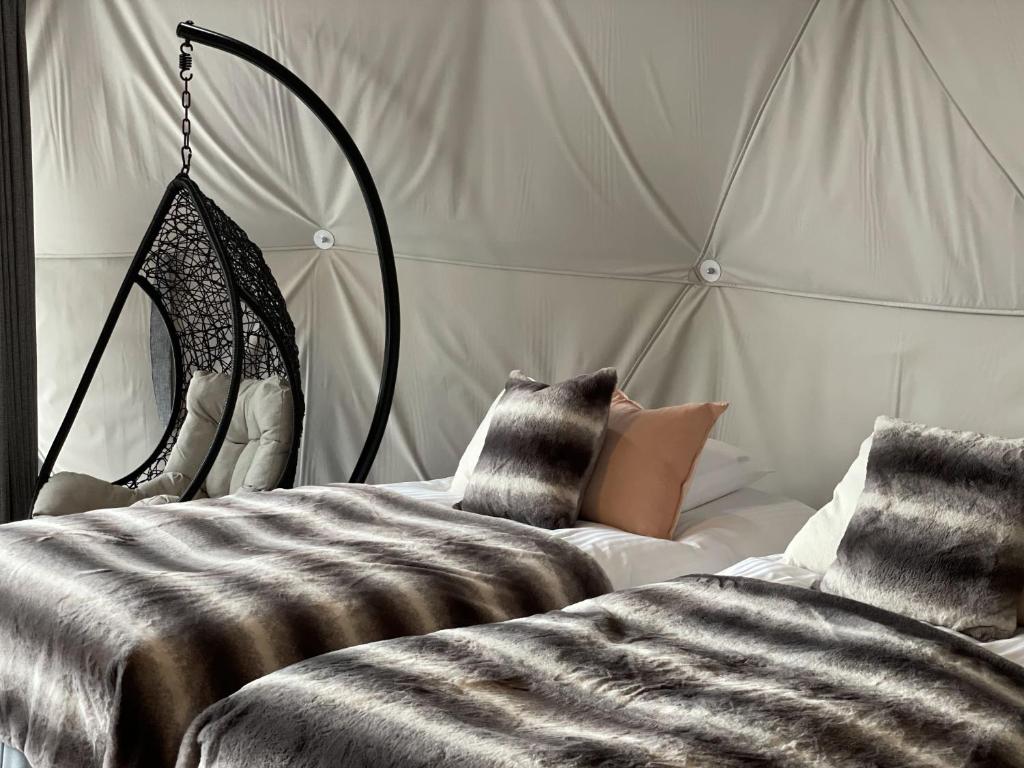 Rúm í herbergi á TOCORO. Mt.Fuji CAMP&GLAMPING