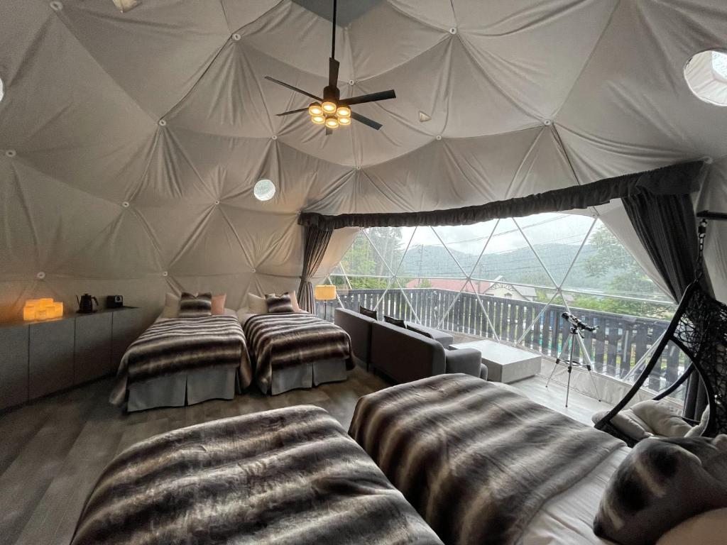 Rúm í herbergi á TOCORO. Mt.Fuji CAMP&GLAMPING
