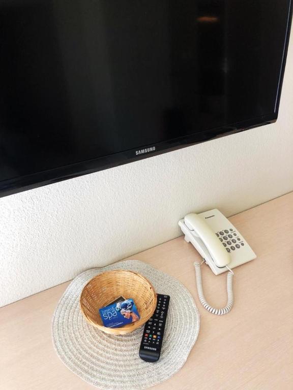 Televízia a/alebo spoločenská miestnosť v ubytovaní Atrakcyjny Apartament Czarna Góra